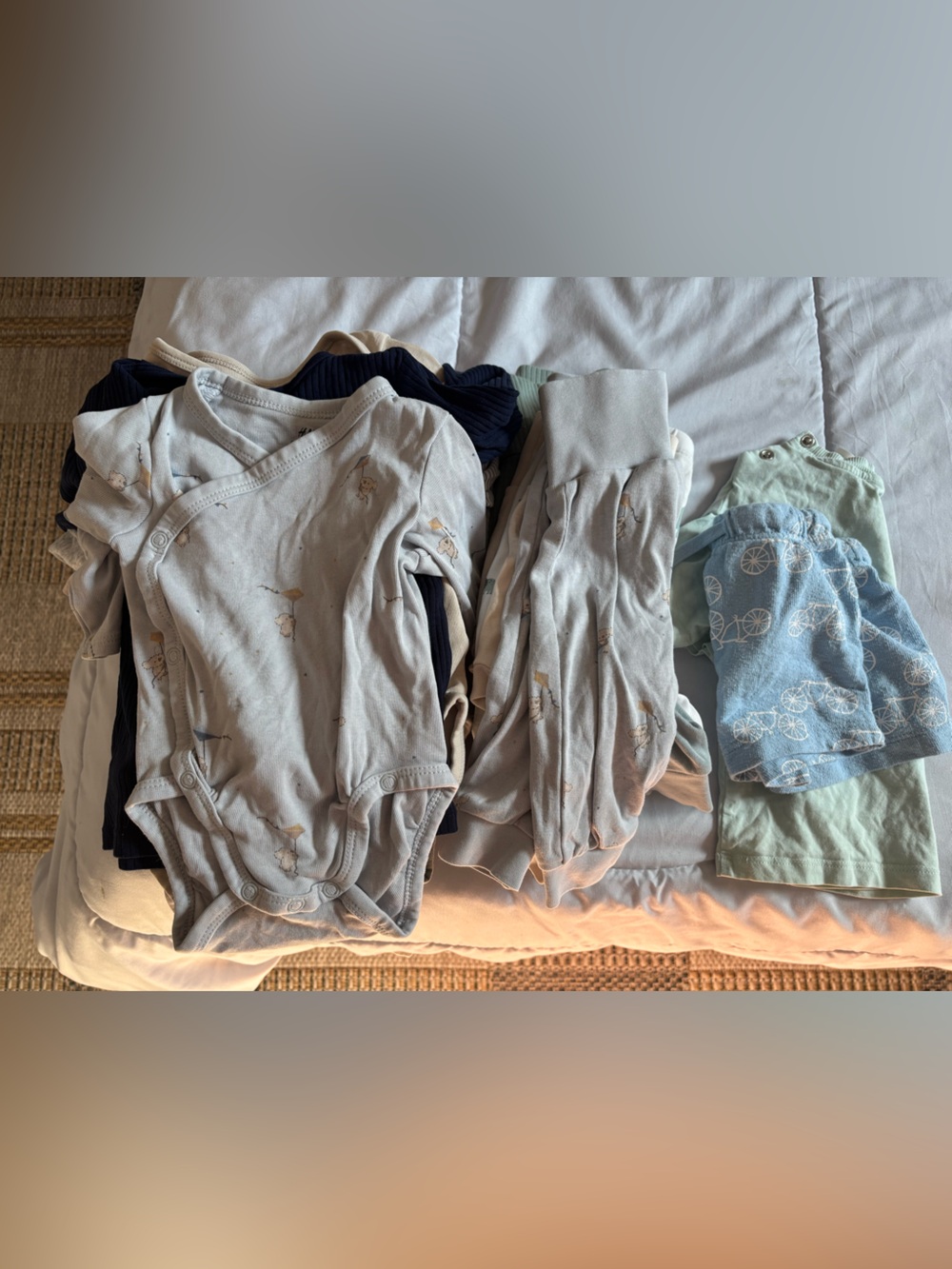 H&M boy gender neutral bundle 0-9m random haul bodysuits pants matching sets